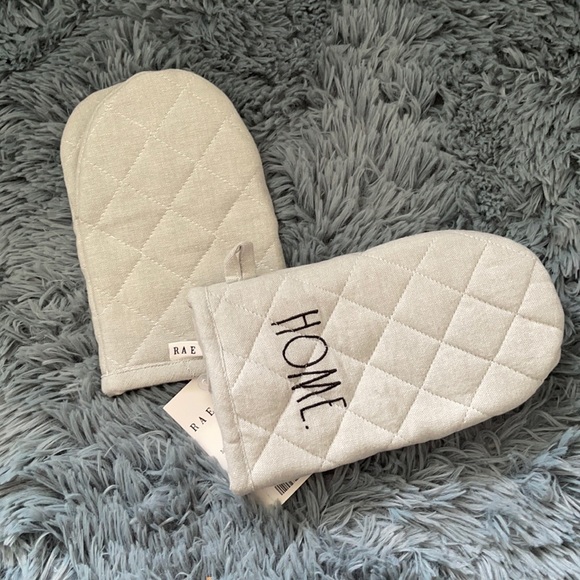 Rae Dunn HOME Oven Mitts - Picture 1 of 2